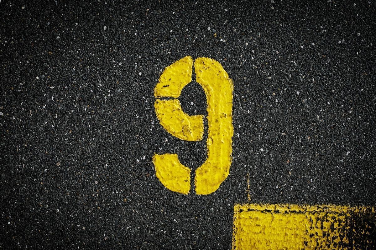 Número 9 em amarelo no asfalto