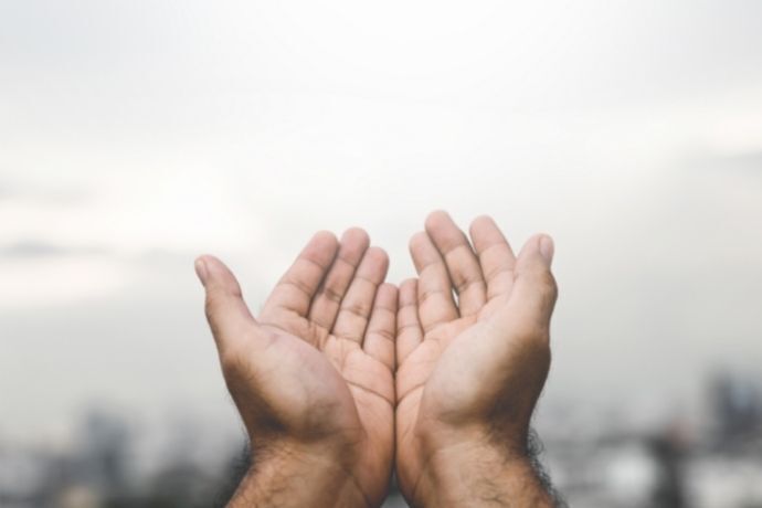 Mãos erguidas em sinal de oração