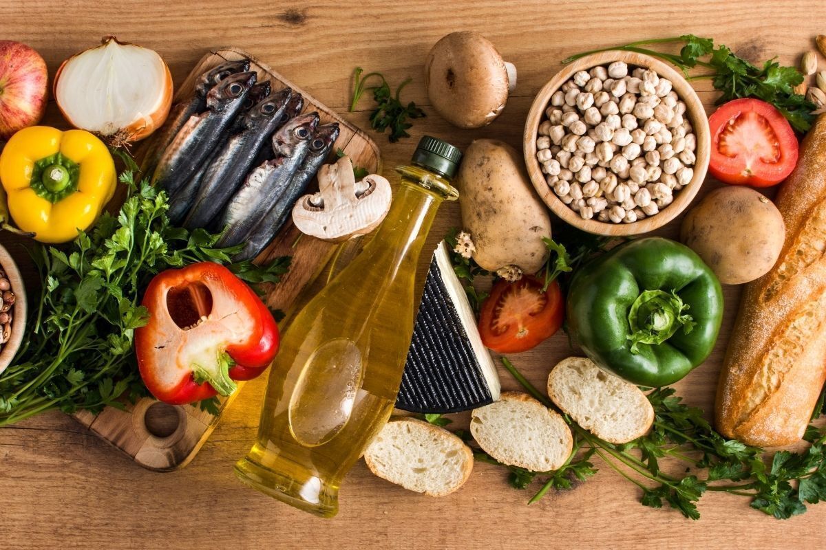 Alimentos de dieta mediterrânea sobre mesa.