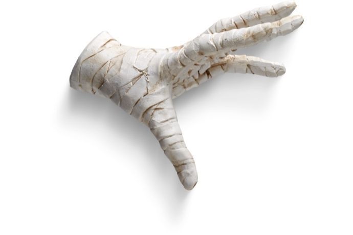 Mão de múmia em fundo branco