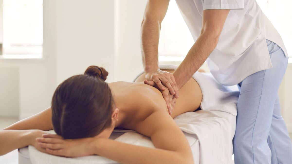 Mulher recebendo massagem.
