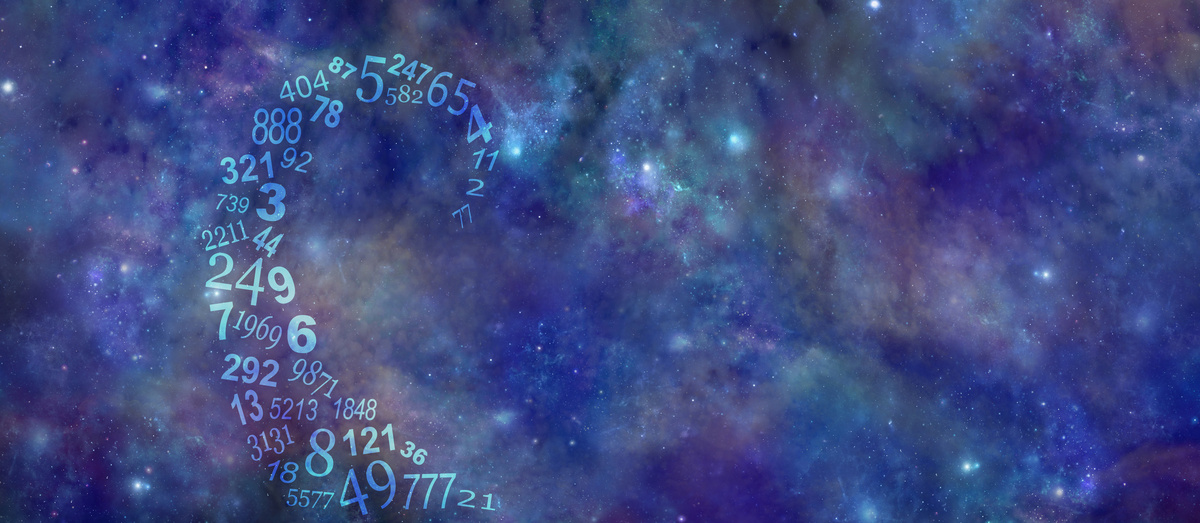 Números da numerologia em espiral e fundo de galáxia