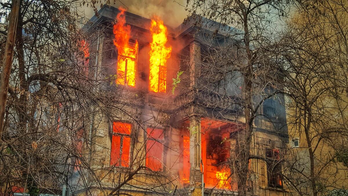 Casa de dois andares em chamas. 
