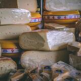 Sonhar com queijo: branco, podre, gorgonzola, fresco, fábrica e mais!
