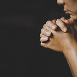 Sonhar que está rezando: sozinho, com alguém, na missa ou culto e mais!