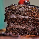 Sonhar com bolo de chocolate: cortado, confeitado, estragado e mais!