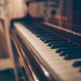 O que significa sonhar com piano: velho, de cauda, preto e mais! 