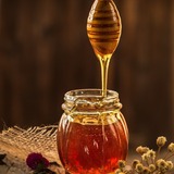 O que significa sonhar com mel: de abelha, cana, pote, favo e mais!