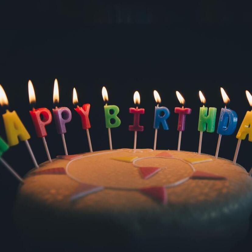 Sonhar com aniversário: bolo, velas, balões, família e mais!