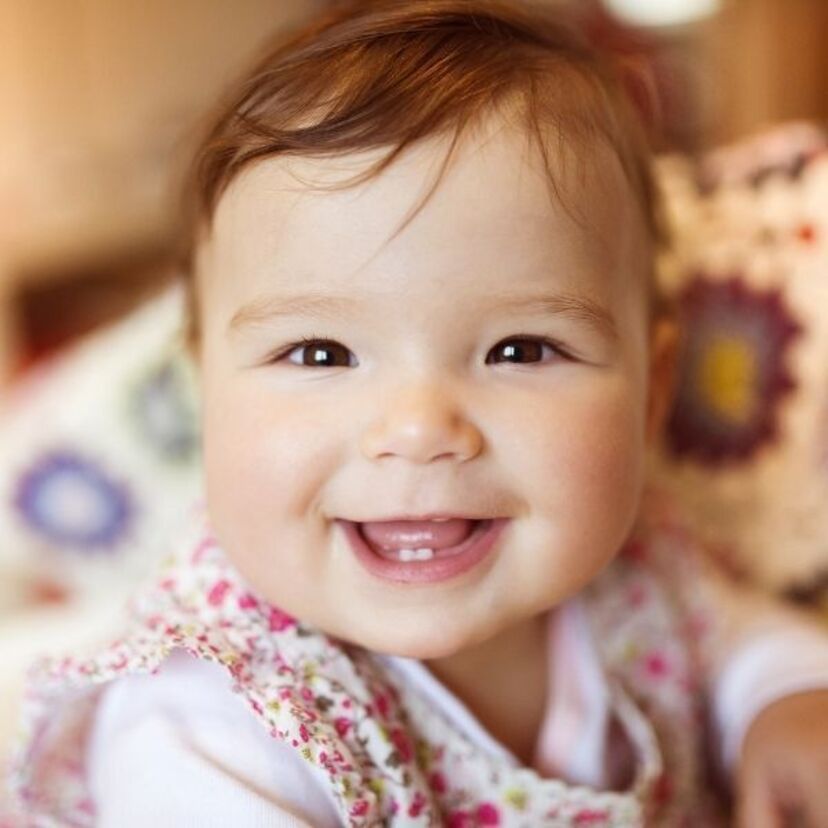 O que significa sonhar com bebê sorrindo? Brincando, no colo e mais!