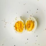 O que significa sonhar com ovo cozido? Podre, estragado, grande e mais!