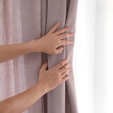 Sonhar com cortina: aberta, fechada, persiana, de banheiro e mais!