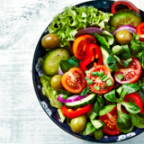 Sonhar com salada: de alface, tomate, repolho, legumes, frutas e mais! 