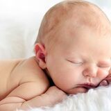 O que significa sonhar com bebê dormindo? No colo, na rede e mais! 