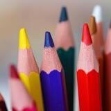 O que significa sonhar com lápis: de cor, lapiseira, apontador e mais!  