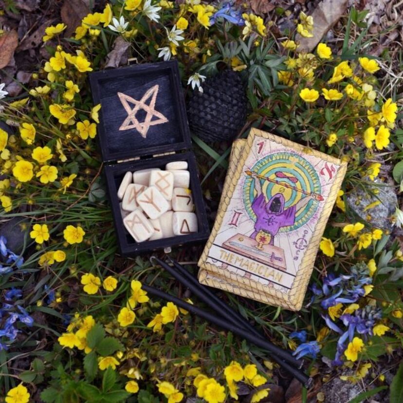Tarot das Bruxas: origem, símbolos, significado das cartas e mais!
