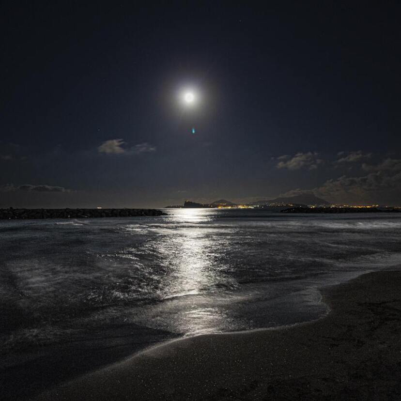 Sonhar com praia à noite: cheia, deserta, suja, no mar e outras formas!