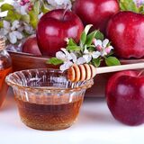 Simpatia da maçã com mel: para o amor, ser mais sensual, casar e mais!
