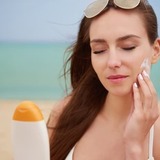 Os 10 melhores protetores solares para pele oleosa em 2022: acne e mais!