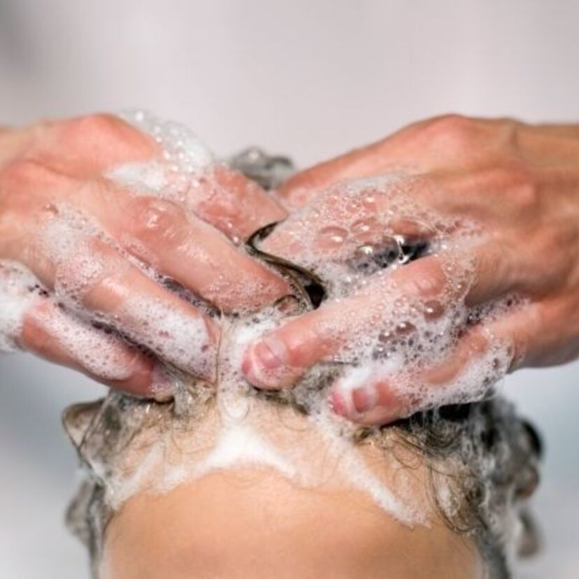 Os 10 melhores shampoos para cabelos quimicamente tratados de 2022: Lola, Joico e mais!