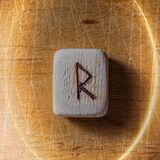 Qual o significado da runa Raidho? Invertida, no amor, no trabalho e mais!
