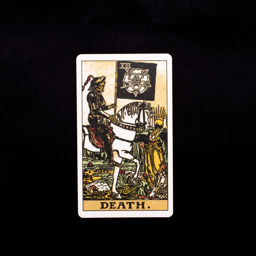A morte no Tarot: significado da carta, no amor, trabalho e mais!