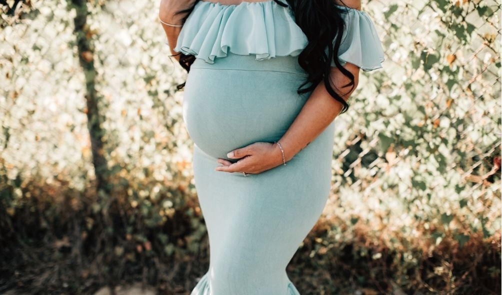 Mulher grávida com vestido azul
