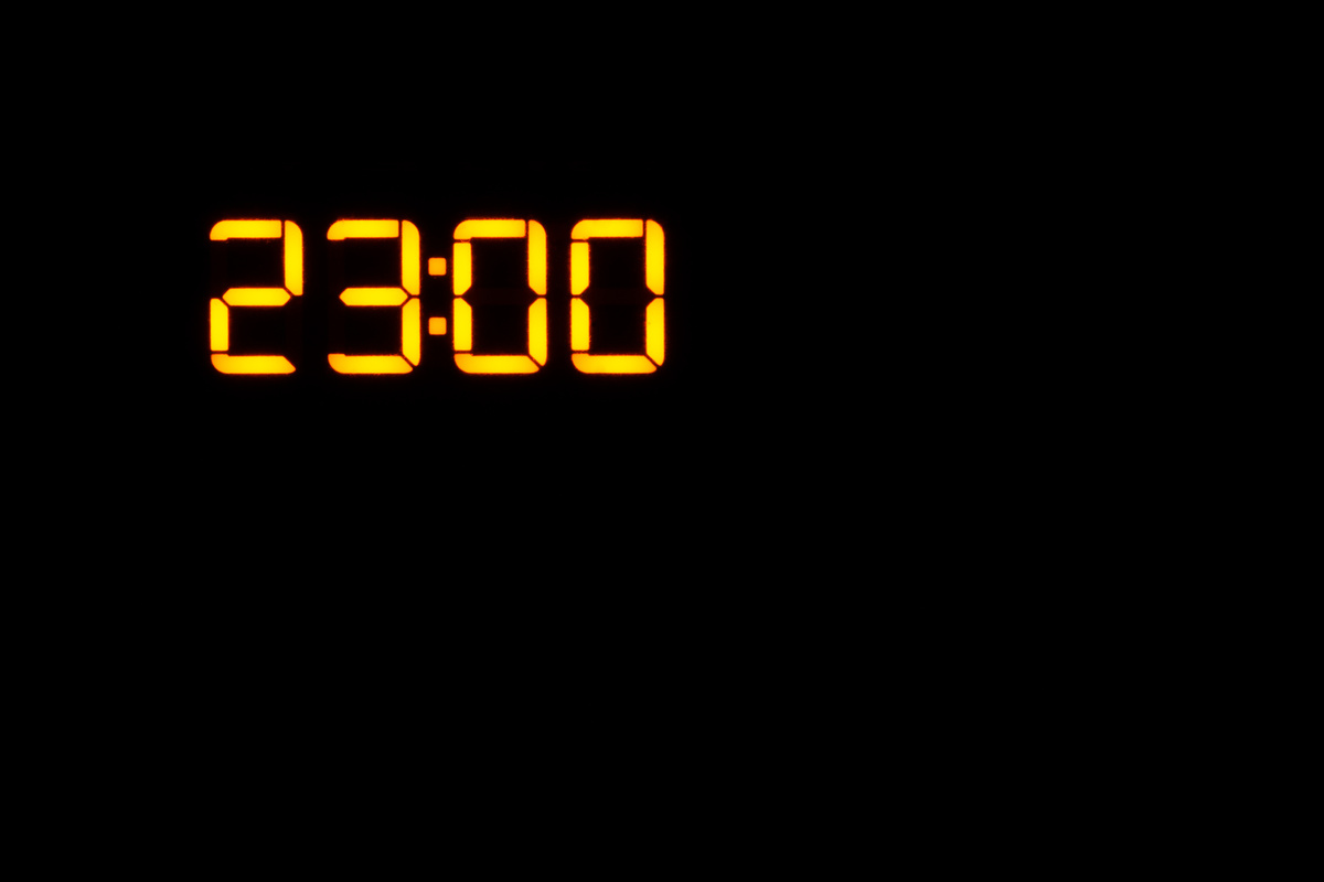 Relógio digital marcando 23:00