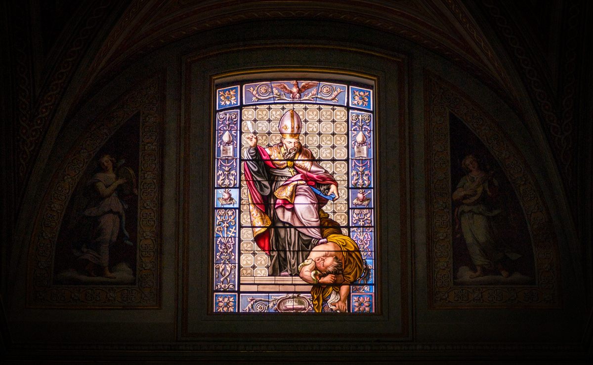 Imagens de Santos no interior de uma igreja