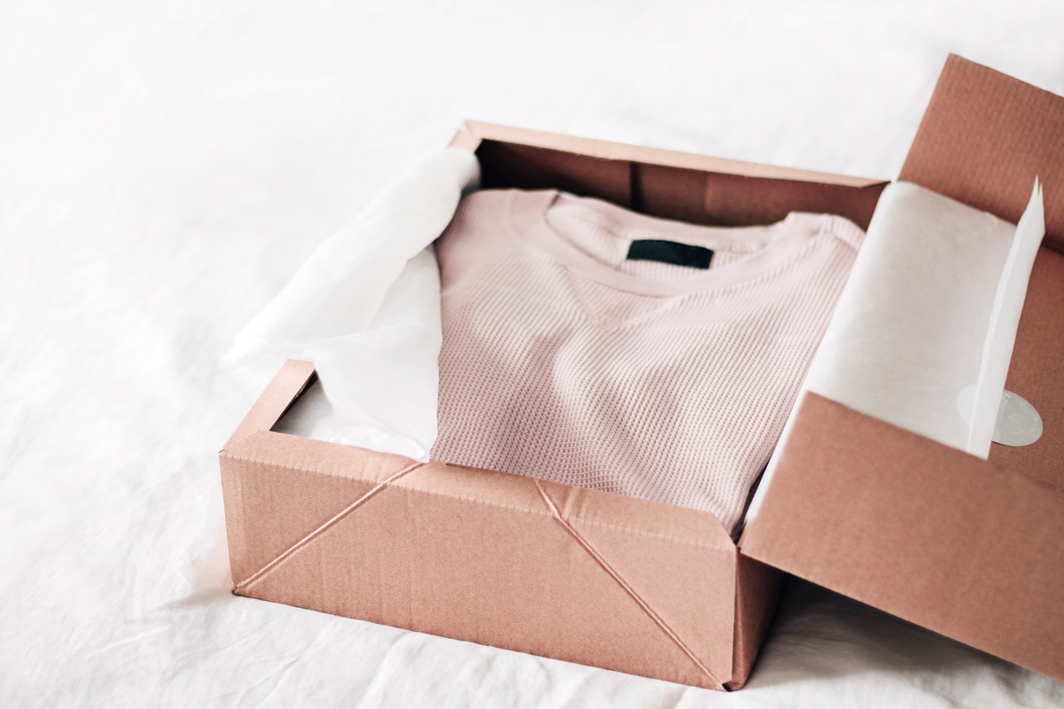 Uma blusa dentro de um pacote para presente.