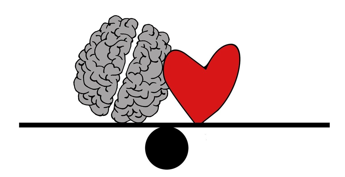 Um cérebro e um coração em uma gangorra.