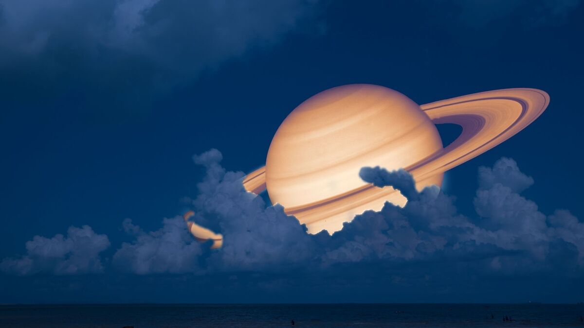 Imagem de Saturno aparecendo em um céu com nuvens.