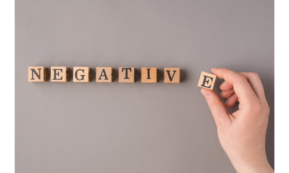 Blocos de madeira com letras formando a palavra "Negative".