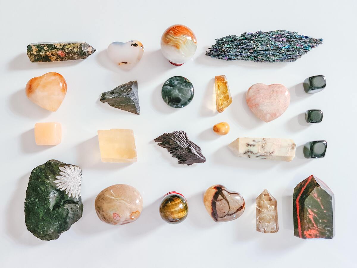 Pedras de diferentes tipos e cores.