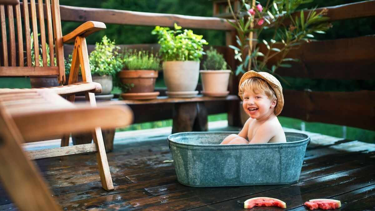 Criança brincando em uma banheira.