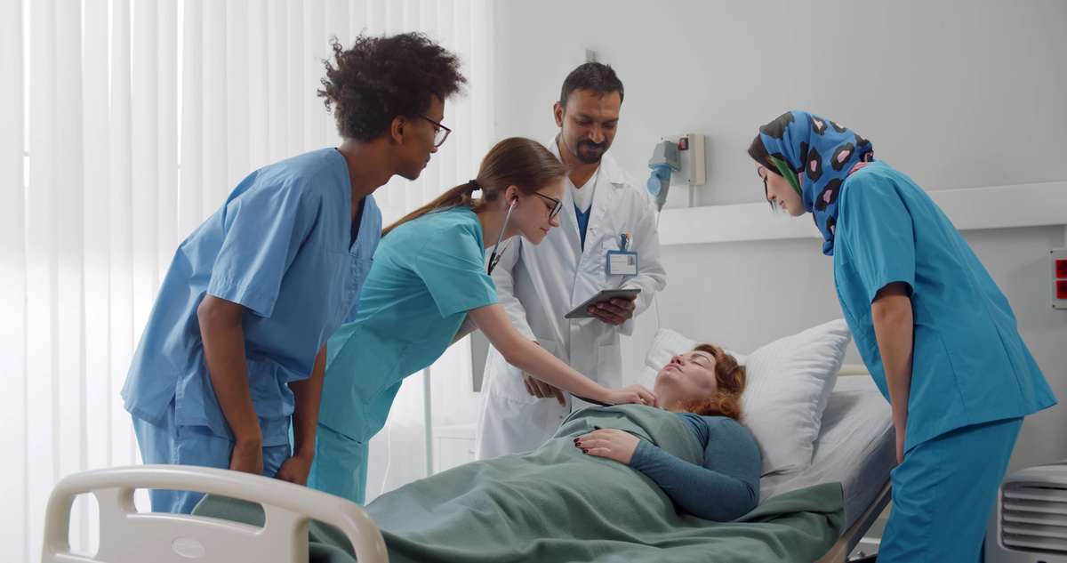 Mulher doente no hospital com equipe médica ao redor