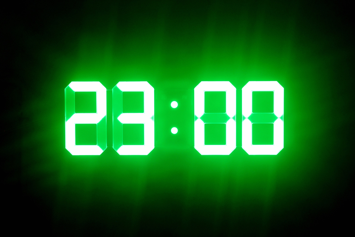 Relógio digital marcando 23:00