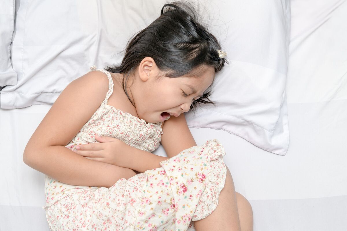 Criança sofrendo com dores de diarreia.