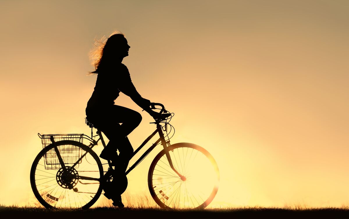Mulher andando de bicicleta.