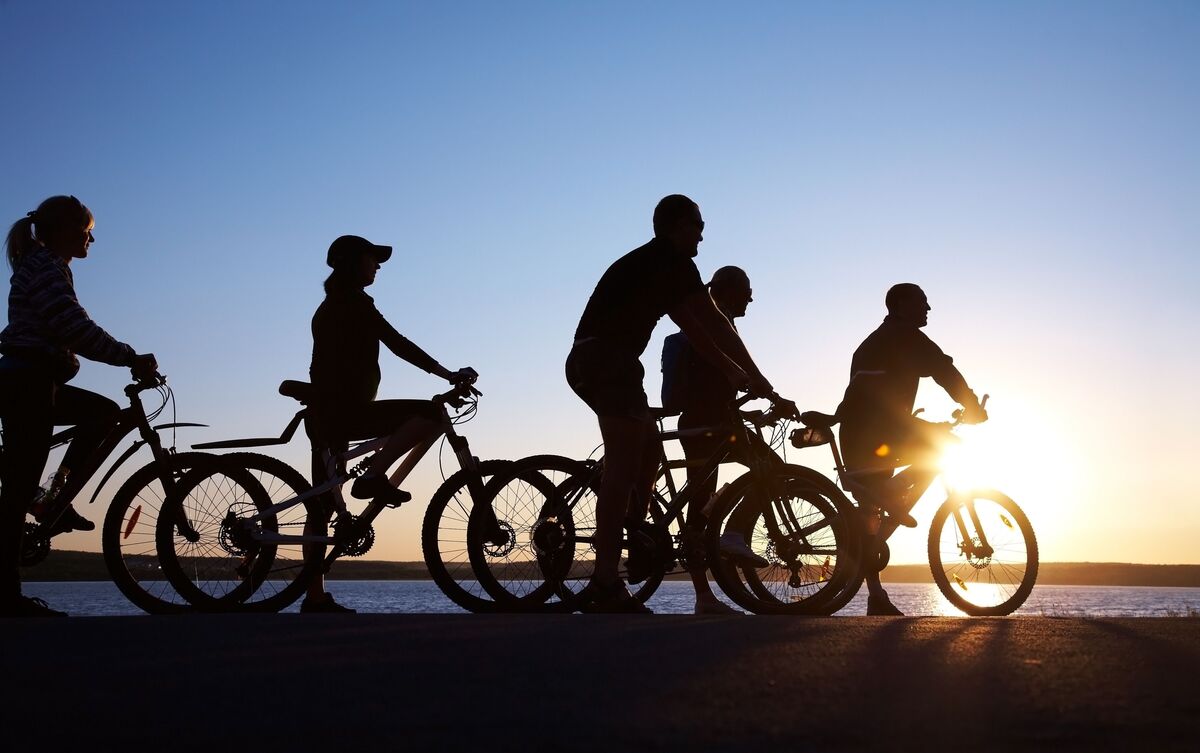 Grupo de pessoas andando de bicicleta.