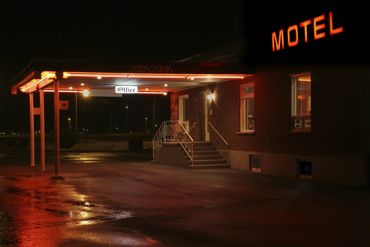 Entrada de um motel a noite.