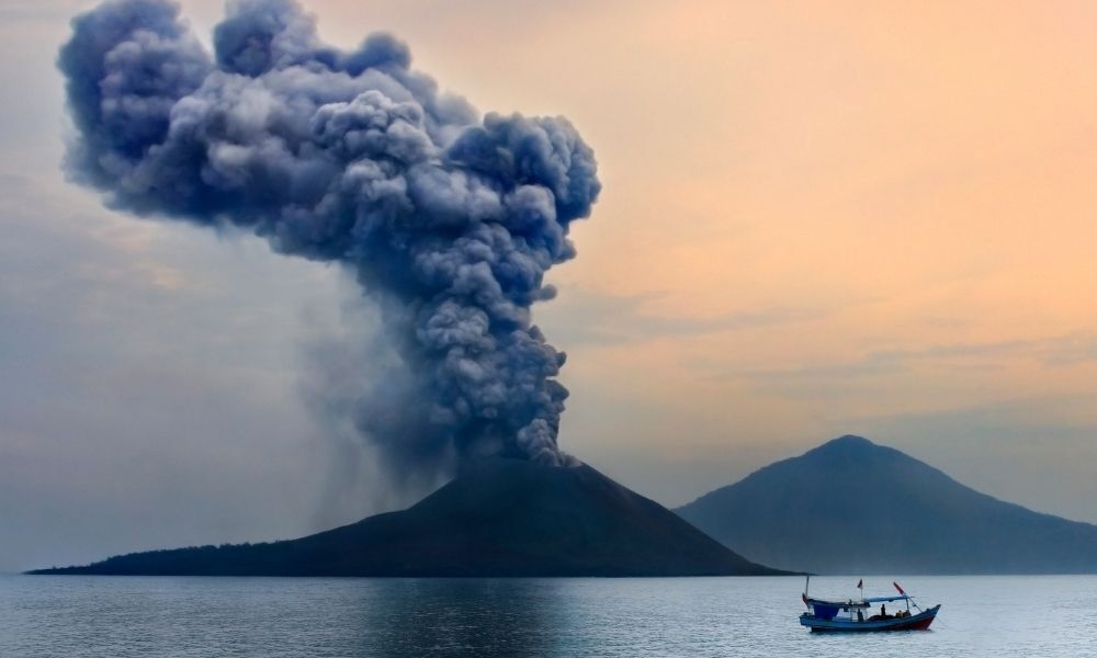 vulcão e fumaça