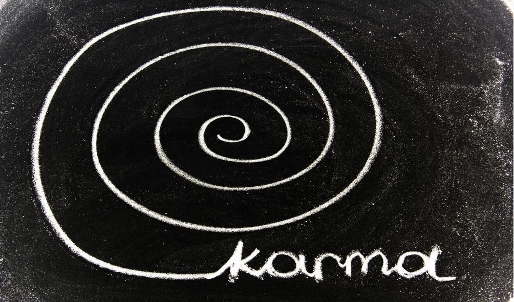 Palavra karma escrito ao fim de um círculo em espiral