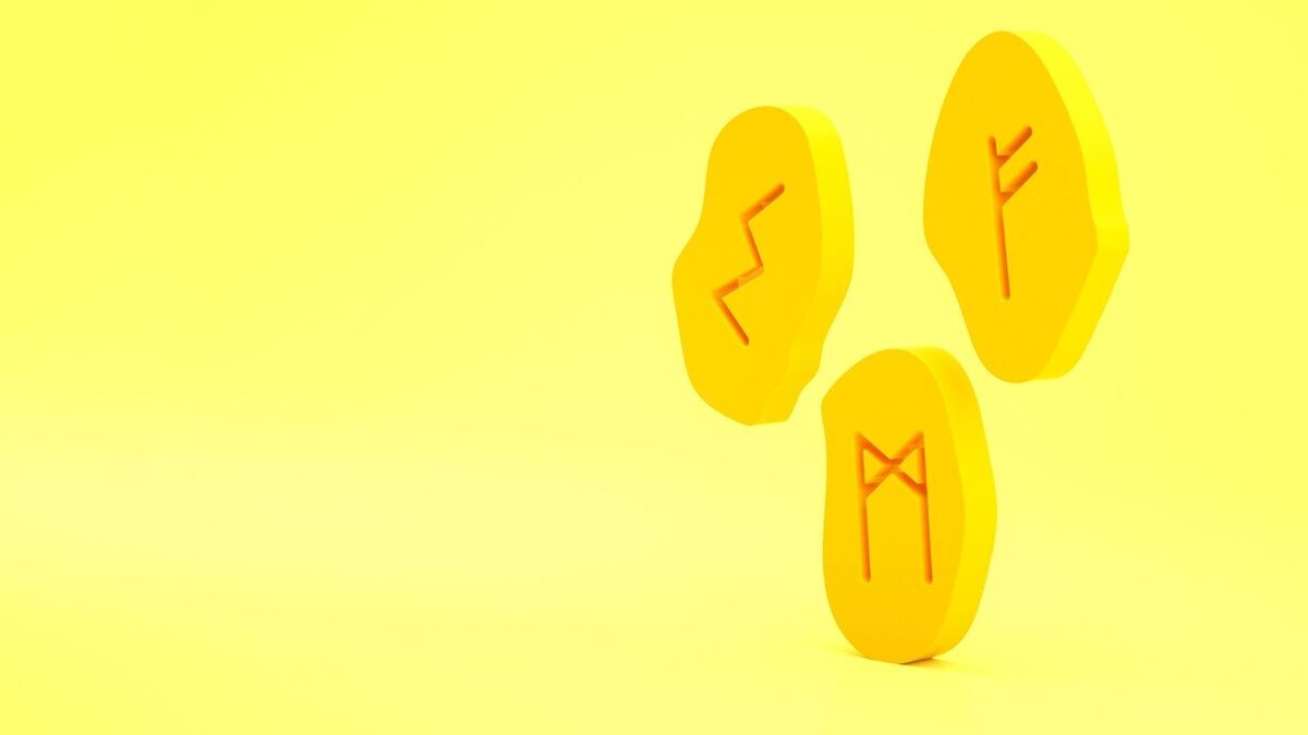 Três runas em um fundo amarelo.