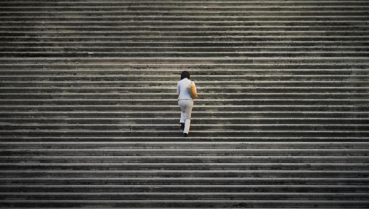 Mulher subindo uma escada.