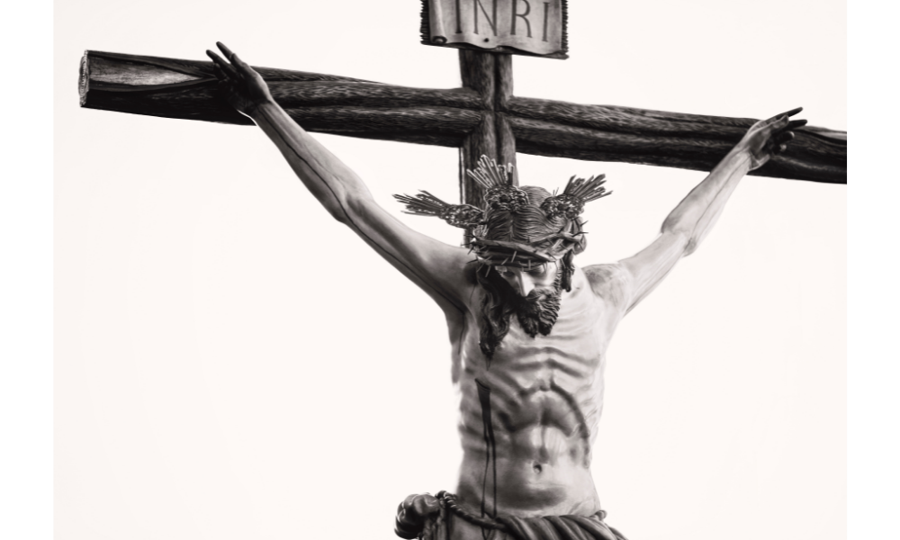 Representação de Jesus Cristo em uma cruz, foto em preto e branco.