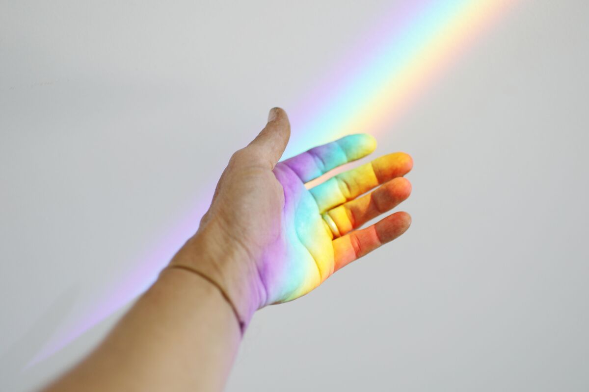 Arco-íris refletindo em braço.