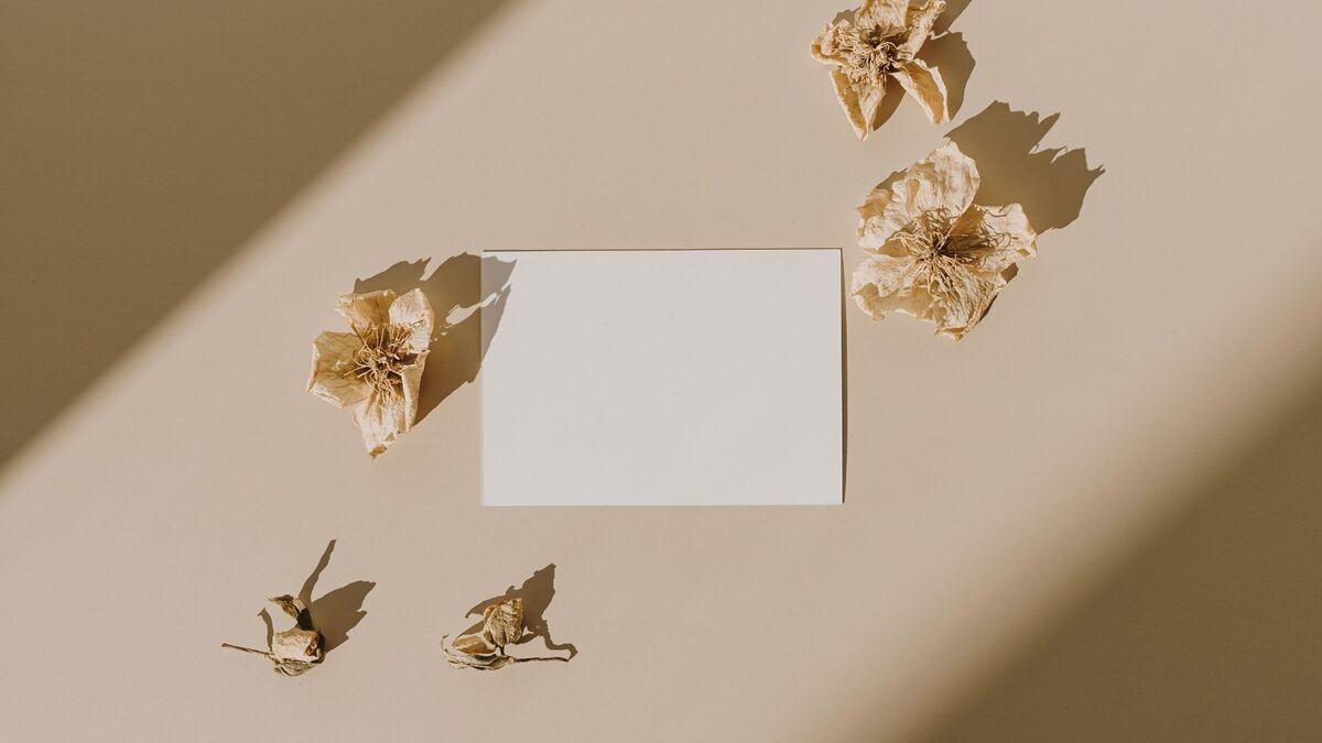 Flores de papel com um em branco.