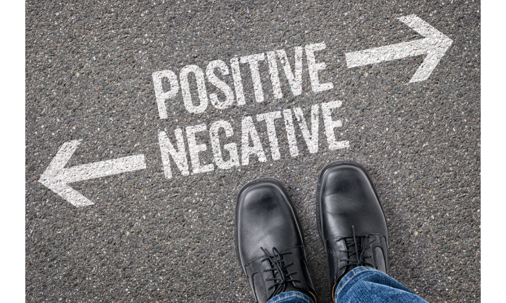 Pés apoiados no chão junto das palavras "positive", "negative" e duas setas.
