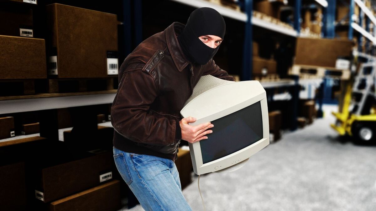 Ladrão roubando computador.